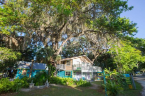 Riverfront Treetop Bungalow